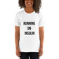 witte unisex t-shirt 'running on insulin'