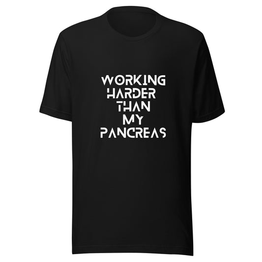 zwarte unisex t-shirt 'working harder than my pancreas'