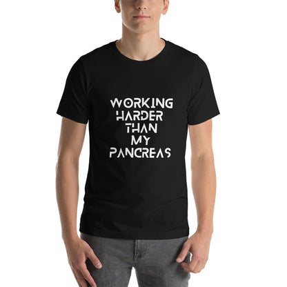 zwarte unisex t-shirt 'working harder than my pancreas'