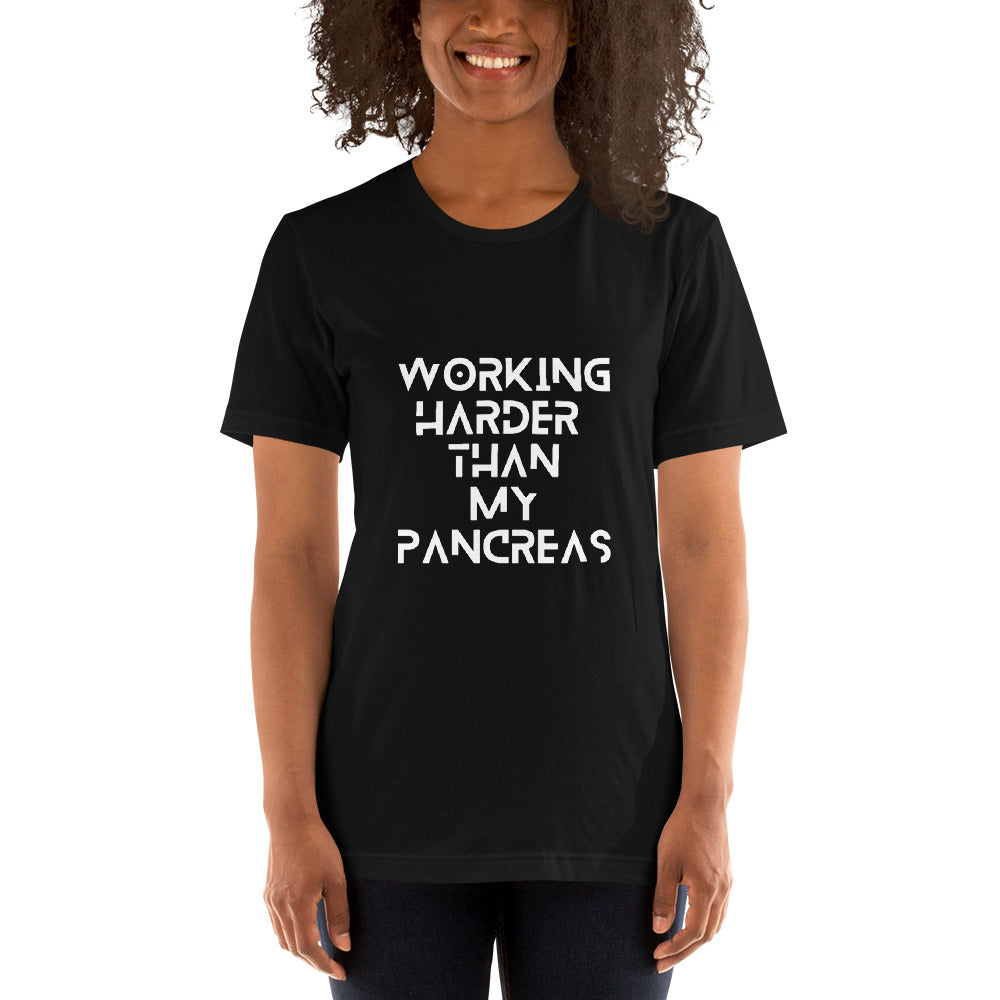 zwarte unisex t-shirt 'working harder than my pancreas'